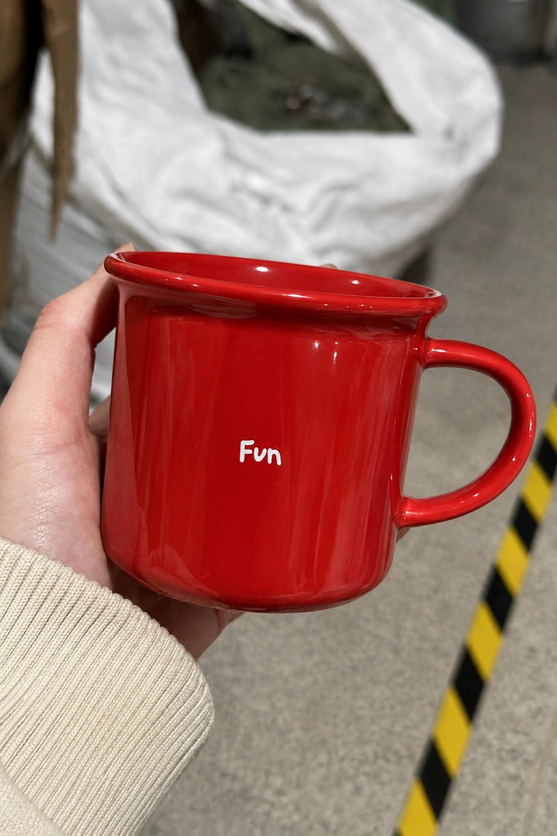 Leuke keramische koffiemok in rood geëmailleerde stijl