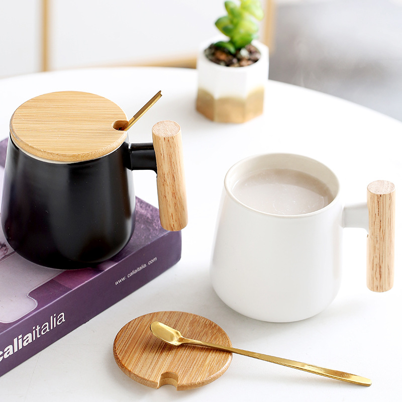 Matte keramische mok met houten handvat, deksel, lepel, thuiscadeau