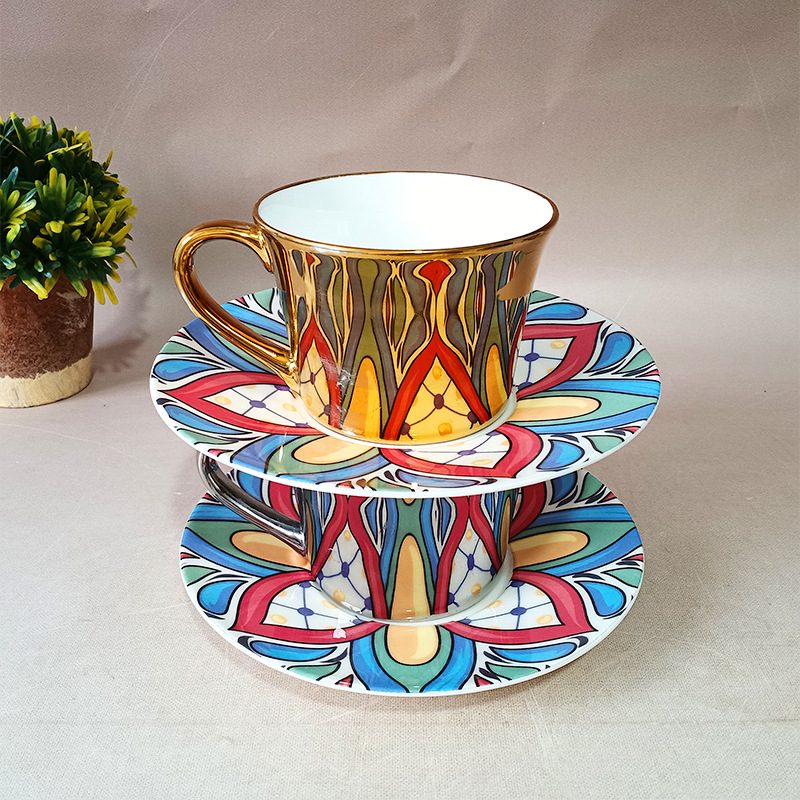 Keramische kop en schotelset met spiegelreflectie